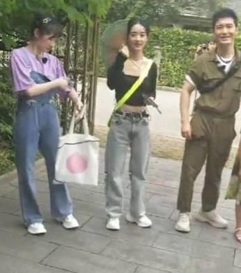 杨幂真不愧是穿衣模板，赵丽颖又偷师，同款造型身材天差地别