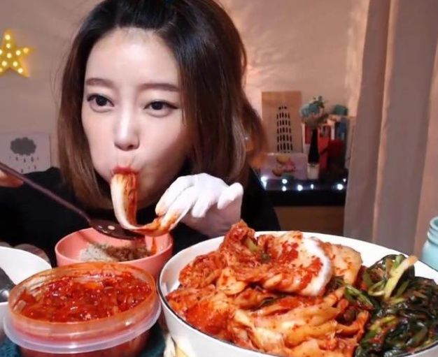 韩国人来中国吃泡菜,突然脸色大变,得知原因后