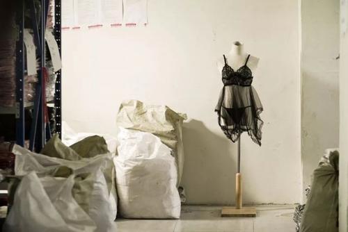 男生休学做女人情趣内衣,年赚5000万,带领一个