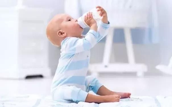 长期用奶瓶会让宝宝变丑 尽早换水杯吧