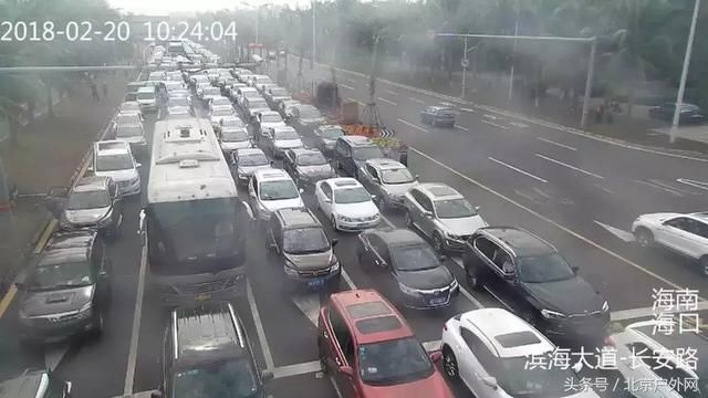 海南发生了什么？1万辆车滞留街头车主吃睡在路边