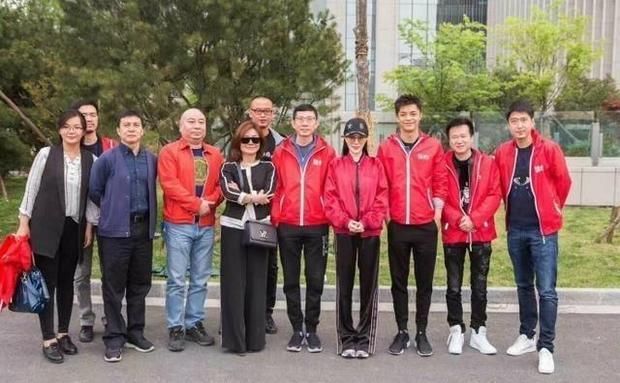 李小璐夜宿门事件,春晚节目被撤,更连累了胡