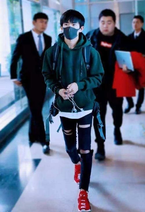 张艺兴千玺破洞裤成灾粉丝操碎心!看完黄子韬