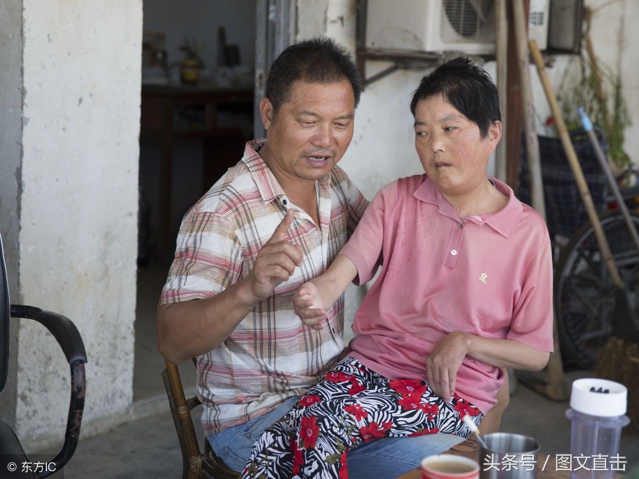 浙江53岁男子照顾妻子7年，每天回家第一个举动就是抱着妻子