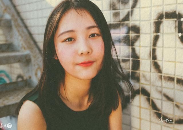 小姑在我面前欺负我妈，我气得一碗饭扣在她脸上