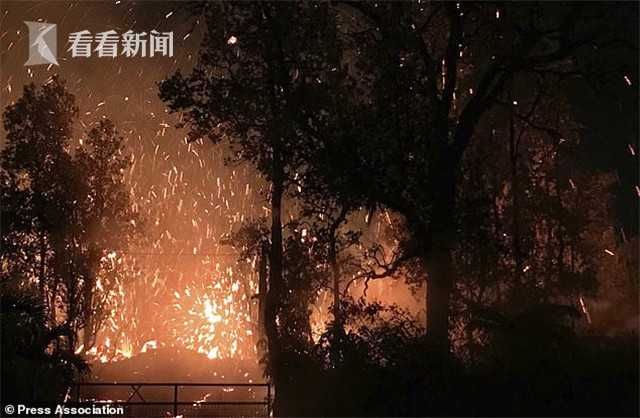 夏威夷火山大爆发 熔岩溅射铺\＂火光地毯\＂