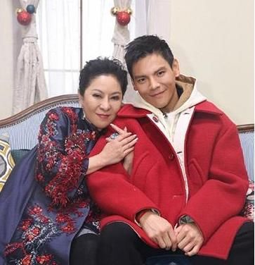 向佐郭碧婷同游游乐场被拍,隔着屏幕都嗅到甜