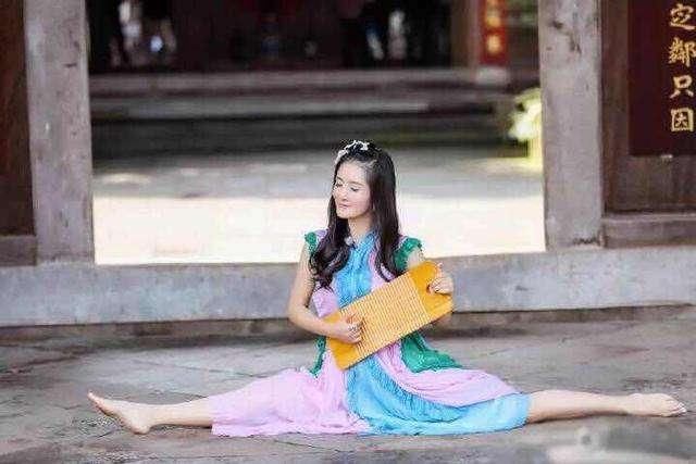 众星比拼一字马, 郑爽赢了, 赵丽颖竟是小短腿?