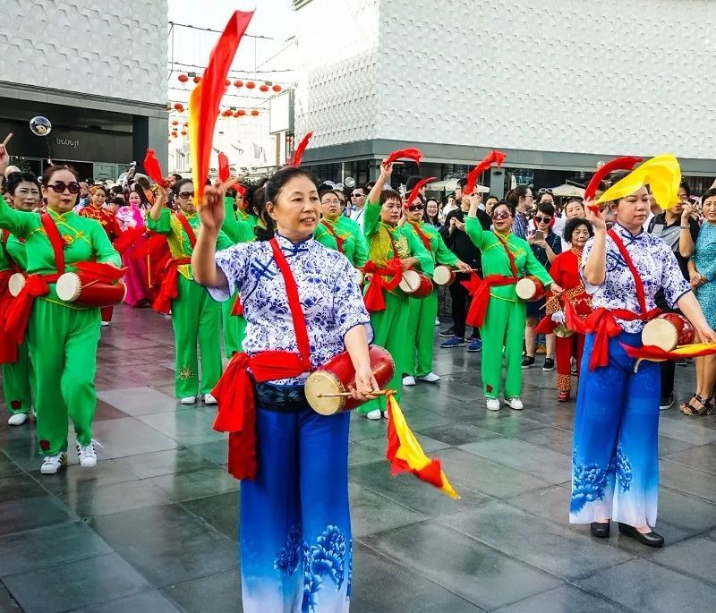 【多图】我在现场 | 春节千人大巡游，迪拜史上最大规模中国新年