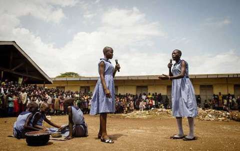 非洲乌干达女生接受月经知识,自己缝制布艺的