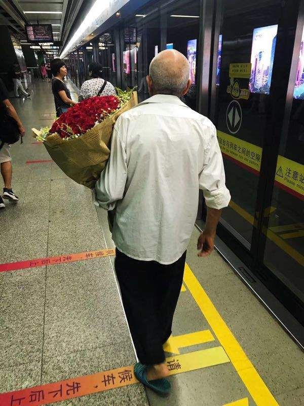 小姐姐这穿着,我没法专心吃饭了!爆笑内涵囧图