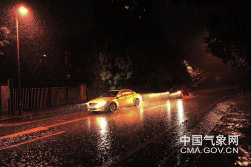 我国南方多地出现暴雨天气过程