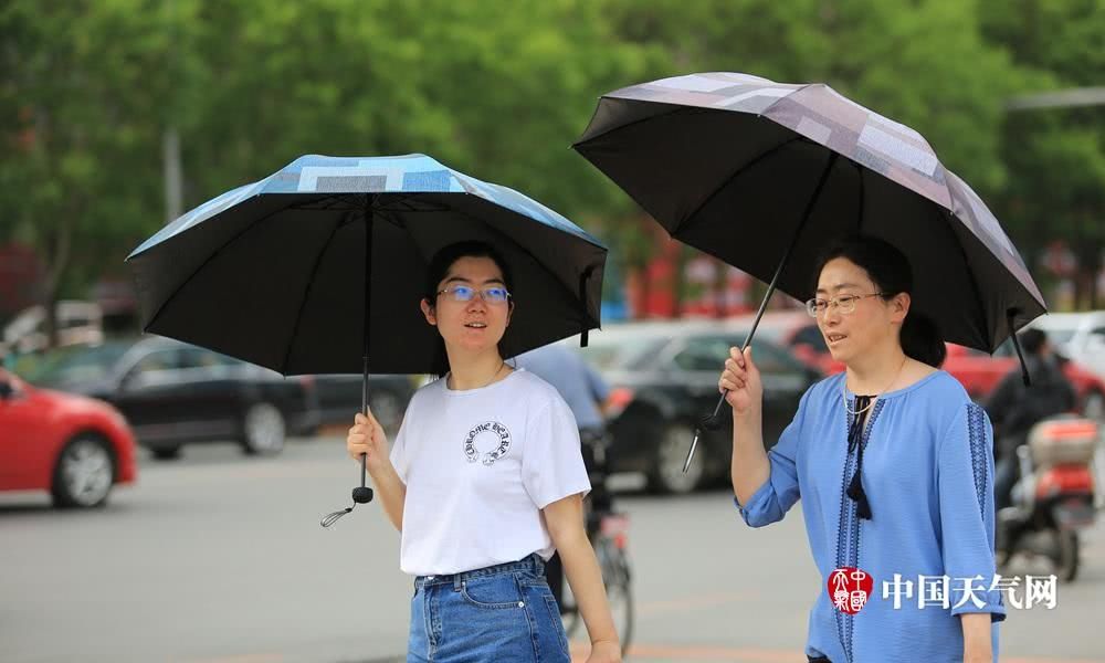 辽宁升温迅猛 沈阳市民清凉夏装出行