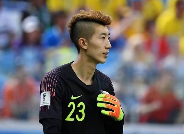 韩国门将化妆登场,皮肤白皙发型丝毫不乱,网友