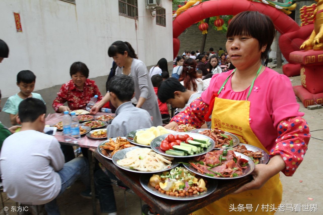 实拍河南许昌市农村婚宴现场，菜肴品类繁多，场面热闹