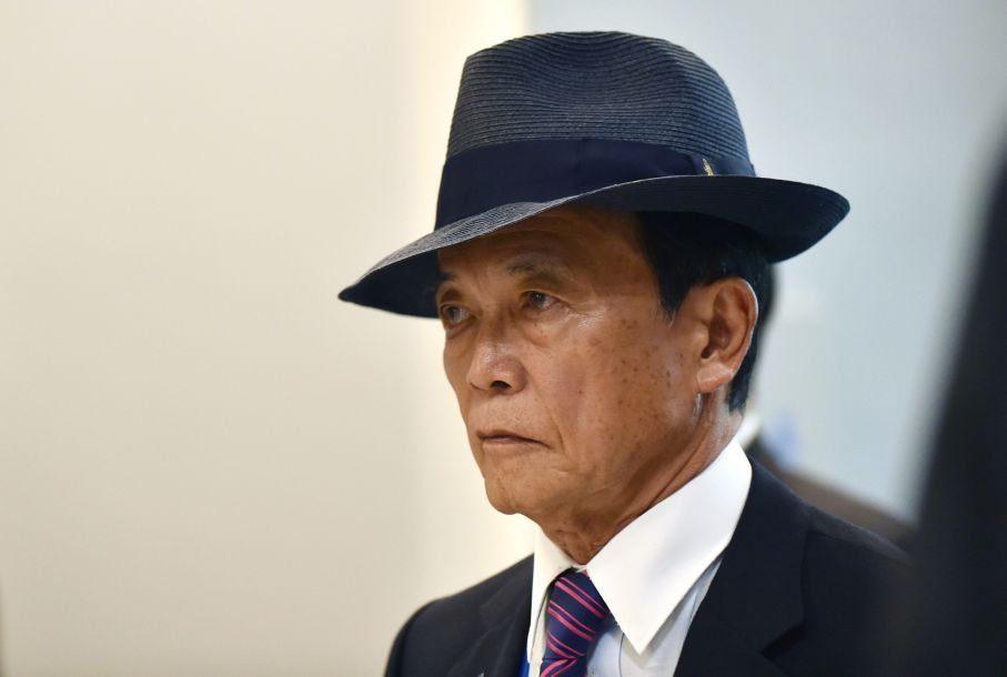 迫于“地价门”丑闻压力 麻生太郎自愿扣薪一年换留任