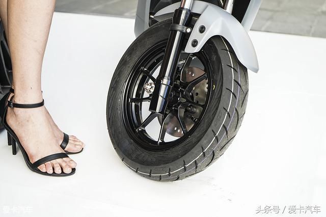 秋风送爽小牛电动送新车 新品UM上市