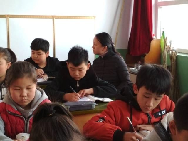 井陉矿区教研室深入冯家沟小学听课并指导教学