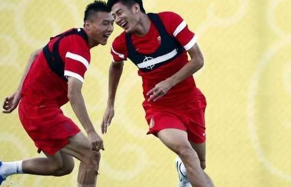 欧洲人体格!4次进球拯救国足,早与女友隐婚生