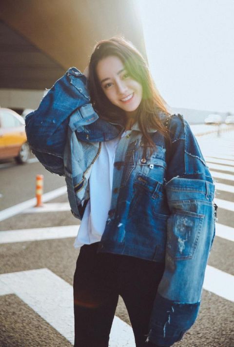 迪丽热巴启程米兰时装周 机场街拍成最靓丽的