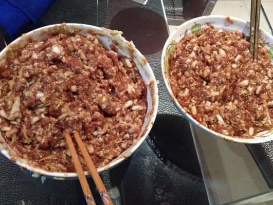 拌肉馅时,先放水还是先放油?我一直弄错,难怪