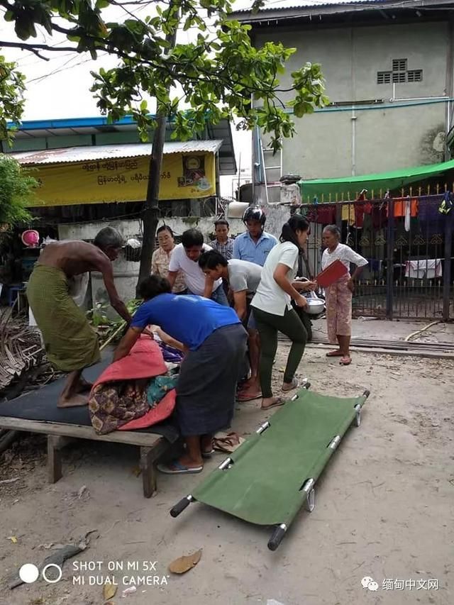 良心何在?瓦城不孝子狠心将84岁老母弃在路边