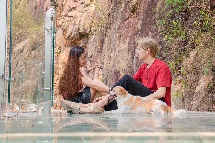 情侣在东莞首家玻璃栈道上秀恩爱,太刺激