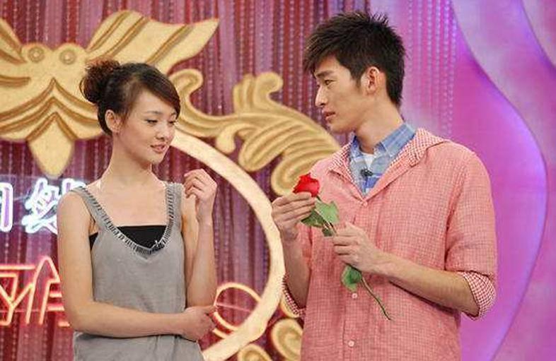 穿裙子录节目 背书包下班!27岁的郑爽这是梦回