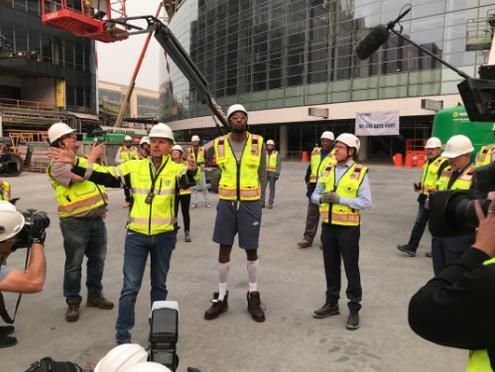 是民工杜还是包工头?杜兰特参观建设中的勇士