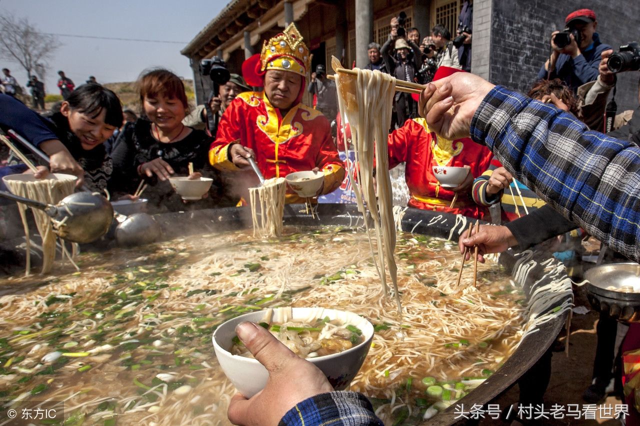 河南安阳县白龙潭庙会上，2000人同吃“大锅饭”