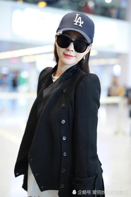 沈梦辰这一身真别扭,穿燕尾西装走机场,不时尚