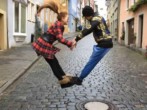 周杰伦晒小小周正面,戴墨镜扶豪车气场十足,网