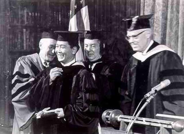 此人是华裔,统治菲律宾20年,被推翻后客死他乡