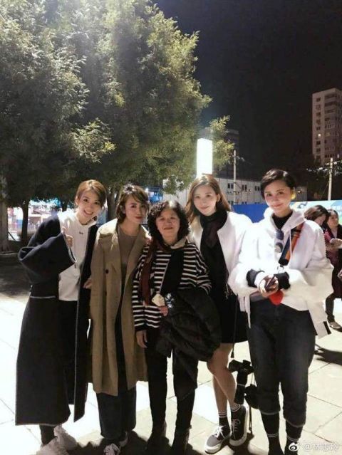 乔欣带奶奶去看华晨宇演唱会,化身迷妹