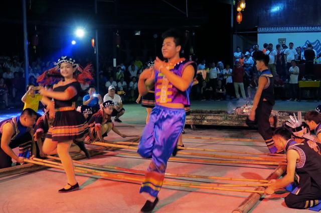 广西巴马看瑶族花式跳竹竿