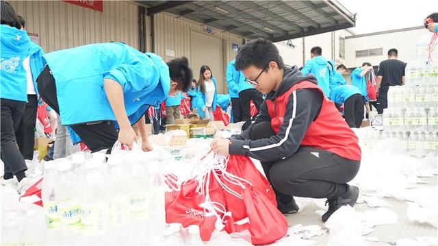 14岁男孩一年跑了近20多场马拉松,打飞的来汉