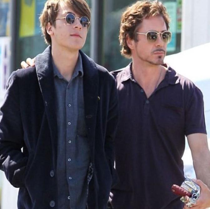 复联4: 最后葬礼中出现的男孩并不是二代钢铁