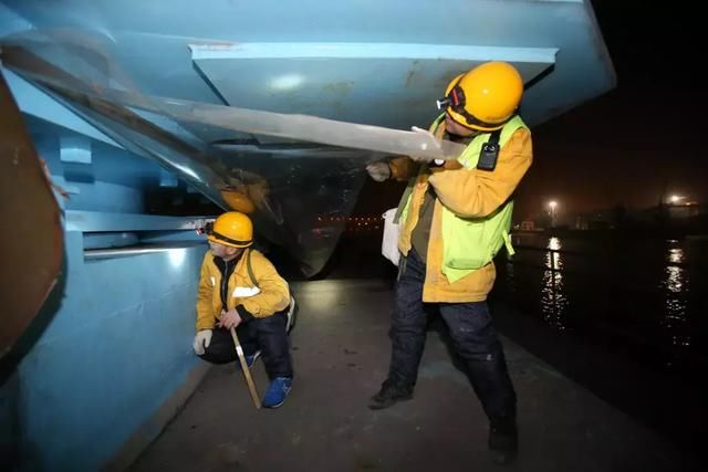 深夜,一帮人在大胜关长江大桥上敲敲打打……