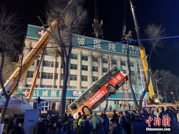 西宁路面塌陷公交车伤亡