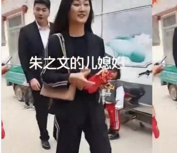 大衣哥儿媳妇婚后首亮相，觉被追拍一路小跑，面带微笑回应显尴尬