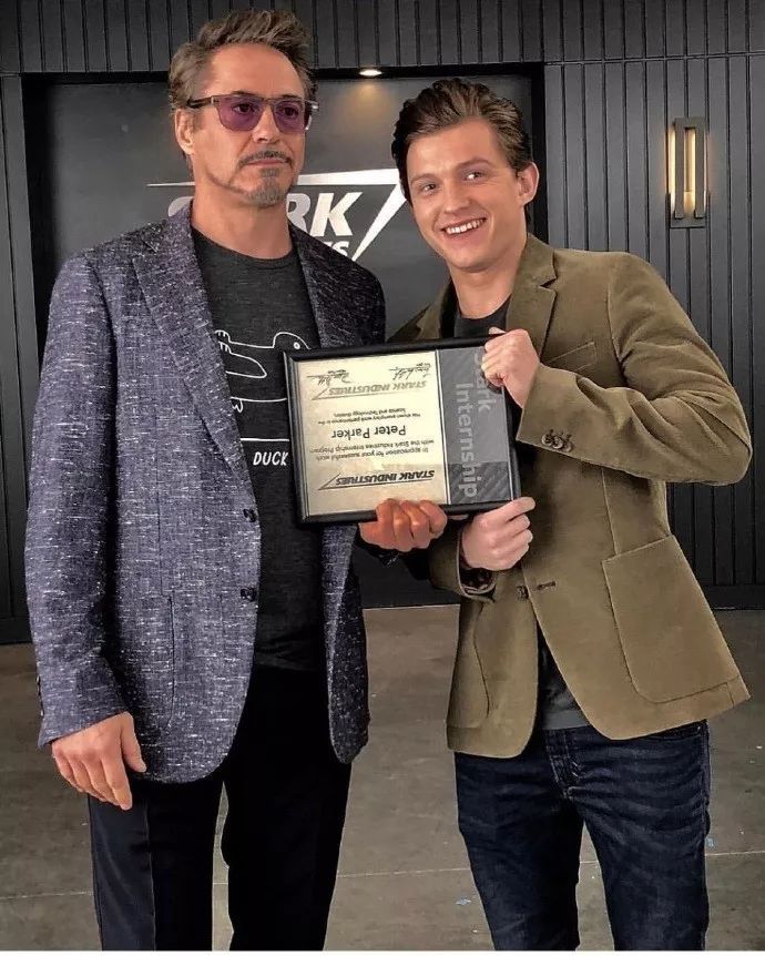 钢铁侠发布《复联4》预告原图,托尼衣服暗藏彩