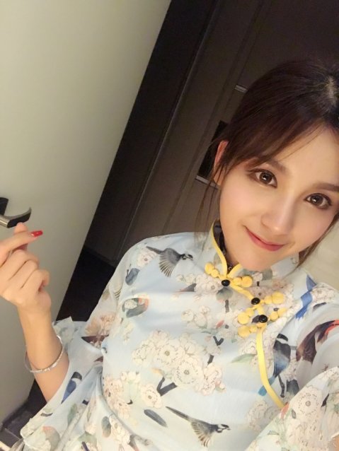 lol女解说旗袍装pk:当家主持余霜最美丽,微笑前女友亮