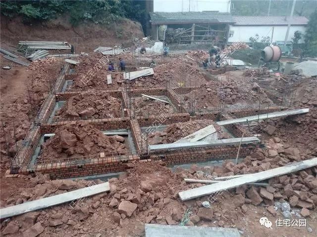 1500元一平包工包料含窗户，农村施工队能建出一栋啥样的房子？