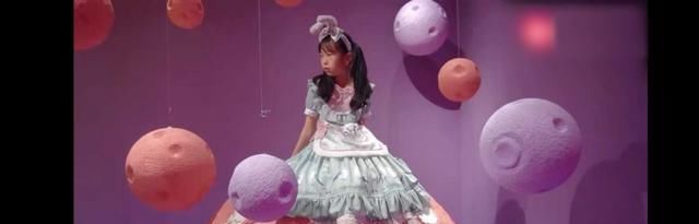 爸爸为女儿缝制上百套裙子，父爱的高级定制版羡煞旁人