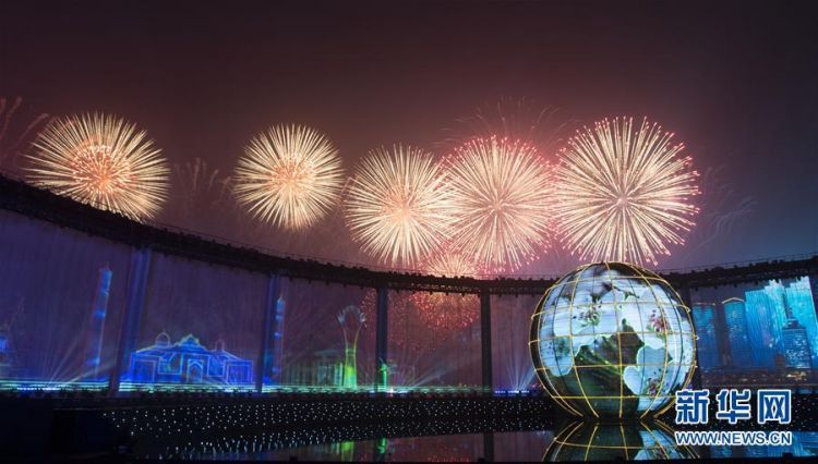 上合青岛峰会灯光焰火晚会震撼上演