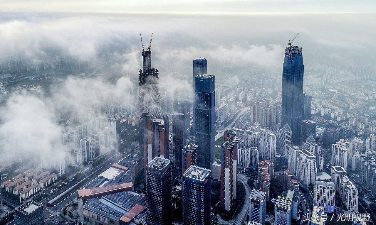 震撼!雨后初晴的南宁，高楼林立云遮雾绕好似仙境