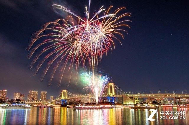 大C游世界 经典构图下的港湾夜景和烟花