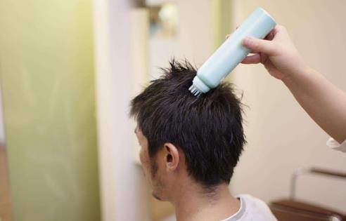 男子17岁进入美发行业,辞职自己开店,如今年薪40万