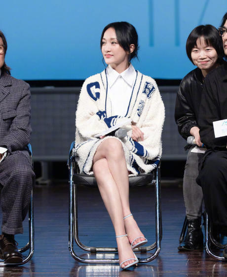 棒球服弱爆了,周迅把棒球服刮得像毛巾,嫩得