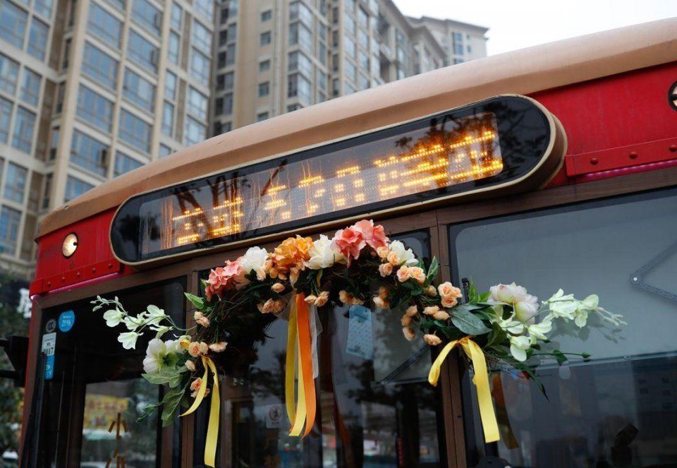 这样的婚车头一次见!珠海小伙找了辆公交车接